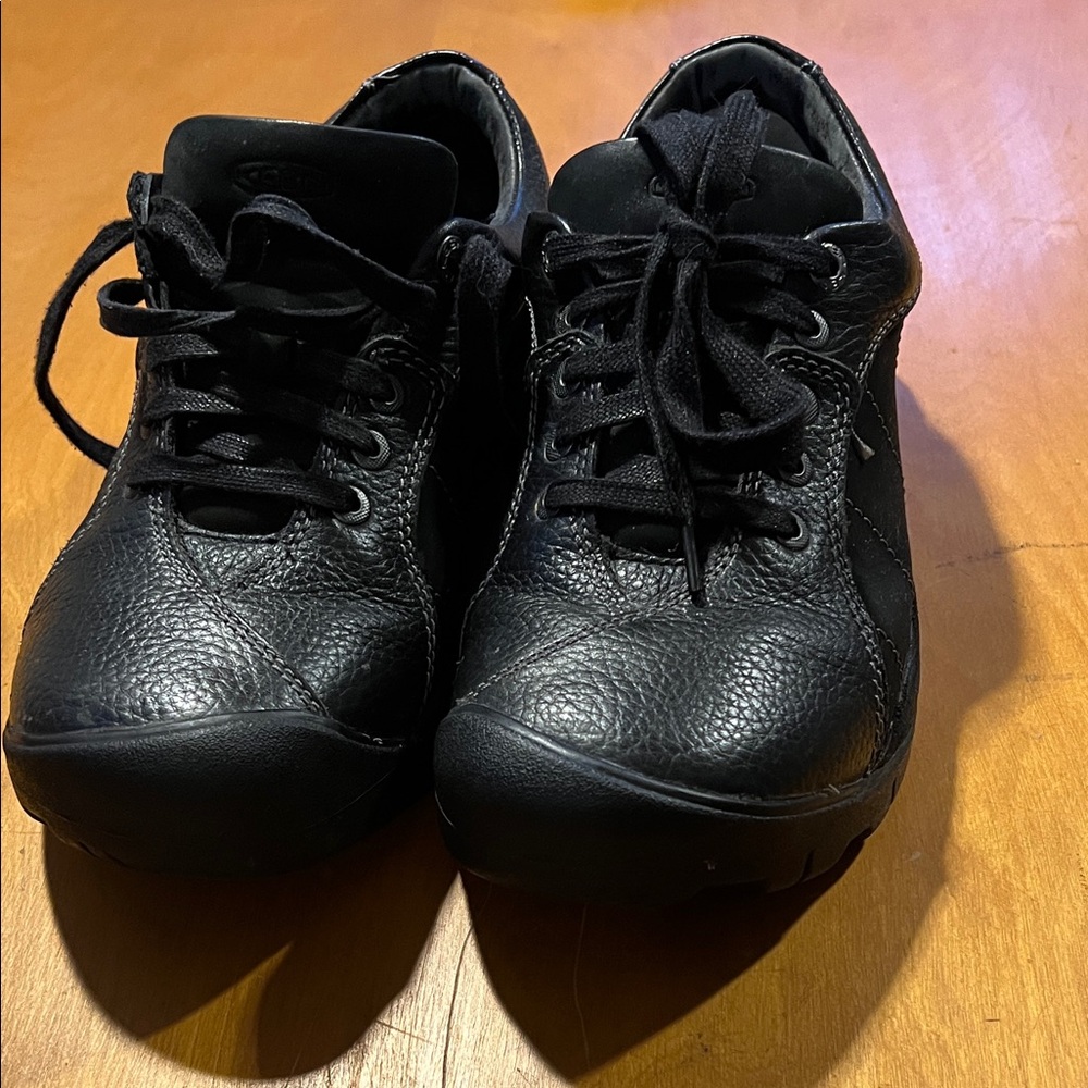 Keen Women’s 9.5 black presidio shoes.